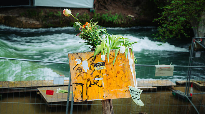 Blumen und Beileidsbekundungen: Nahe der Unfallstelle ist mittlerweile eine kleine Gedenkstätte geschaffen worden.