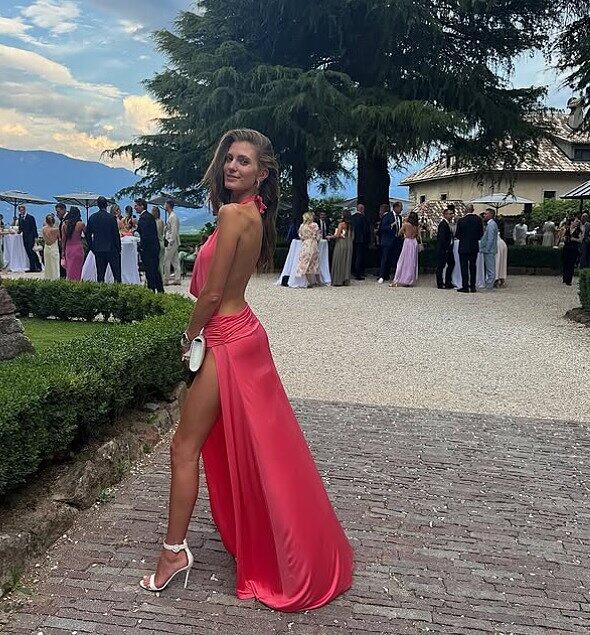 Unternehmerin Sophia Schneiderhan in einem aufregenden Traum in Rot. Sie ist eine enge Freundin von Anika Neuer und die Lebensgefährtin von Michael Ballack Unternehmerin Sophia Schneiderhan in einem aufregenden Traum in Rot. Sie ist eine enge Freundin von Anika Neuer und die Lebensgefährtin von Michael Ballack