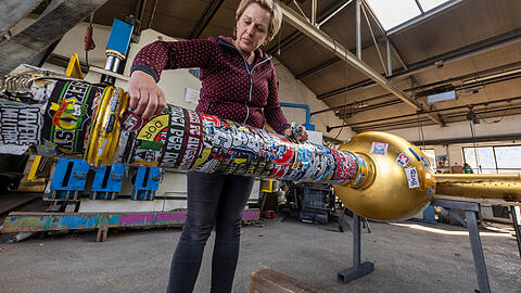 Andrea Würzinger entfernt Aufkleber vom Zugspitz-Gipfelkreuz. Bis zum 28. November, dem Saisonstart, wird sie es in Eschenlohe restaurieren. Andrea Würzinger entfernt Aufkleber vom Zugspitz-Gipfelkreuz. Bis zum 28. November, dem Saisonstart, wird sie es in Eschenlohe restaurieren.