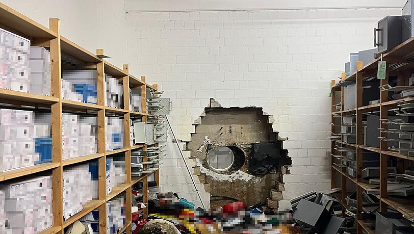 Durch ein gro&szlig;es Loch in der Wand waren die T&auml;ter in den Tresorraum gelangt. (Archivbild)
