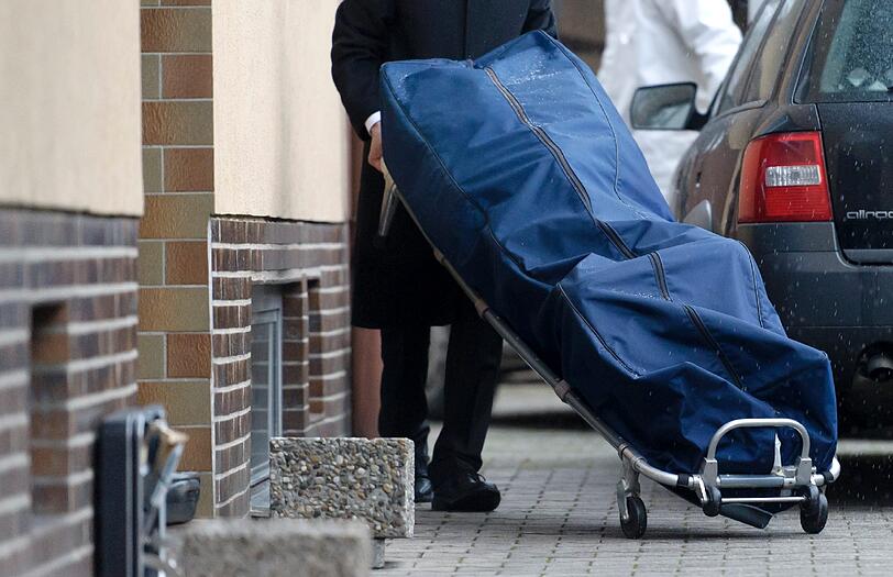 Anschließend verschanzte sich der 68-Jährige in dem Haus, in dem
er derzeit alleine wohnte.