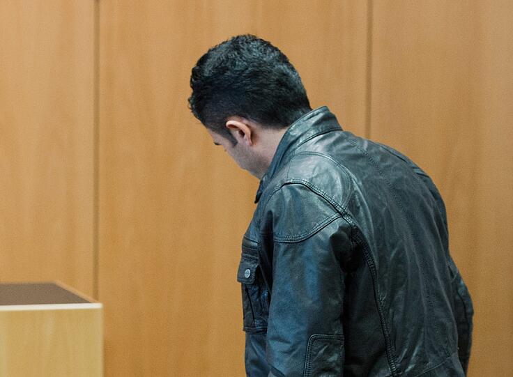 Der 37-Jährige Regayit K. aus München nimmt am 18.03.2013 in Augsburg seinen Platz auf der Anklagebank im Verhandlungsraum des Landgerichts Augsburg ein. Der Münchner soll seiner Freundin in Augsburg die Kehle durchgeschnitten haben.