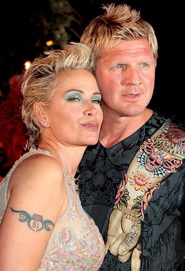 Mit ihrem Mann Stefan ist Claudia Effenberg noch glücklich, aber auch bei ihr gab es eine Tattoo-Panne: Sie ließ sich "Real love never die" auf den Rücken stechen. Ob der Tätowierer nicht wusste, dass es "dies" heißen muss oder das s schlicht vergessen hat?