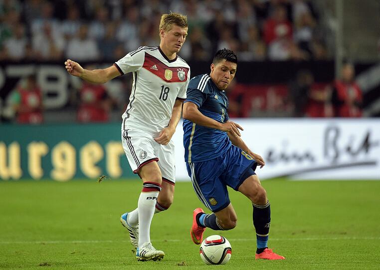 TONI KROOS - NOTE 4 - In Abwesenheit von Schweinsteiger und Khedira der Mittelfeldchef. Der Neu-Königliche konnte jedoch keinen Real-Glanz ins deutsche Spiel einbringen. Guter Schuss, knapp verzogen (23.).