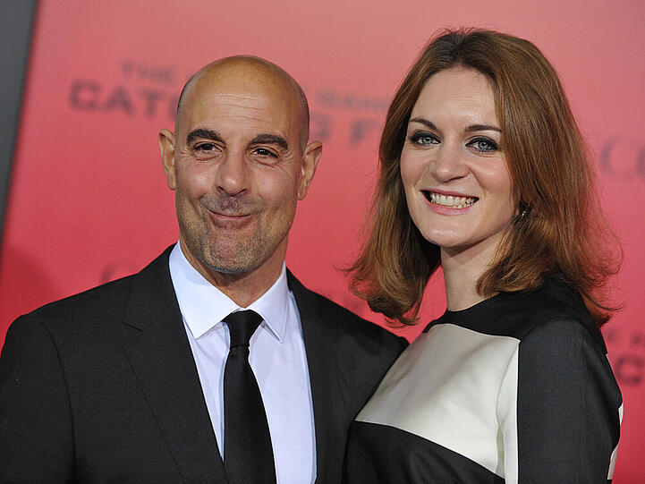 Stanley Tucci präsentiert stolz seine Felicity Blunt bei der Premier von "Die Tribute von Panem"