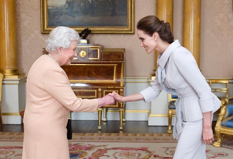 Queen Elisabeth II. und Schauspielerin Angelina Jolie bei der Überreichung des Ordenszeichens.