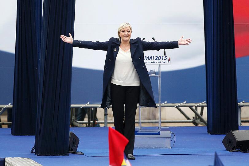 Bei einer Maikundgebung auf dem Pariser Opernplatz zeigten drei Femen-Aktivistinnen der Chefin der rechtsextremen französischen Partei Front National den Hitlergruß. Die Bilder.