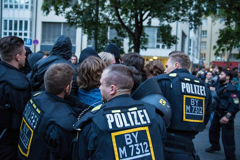 Beim sogenannten "Montagsspaziergang" von Pegida kam es zu mehreren Zwischenfällen - die Bilder von der Demo.