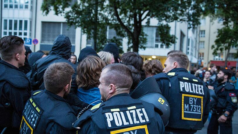 Beim sogenannten "Montagsspaziergang" von Pegida kam es zu mehreren Zwischenfällen - die Bilder von der Demo. Beim sogenannten "Montagsspaziergang" von Pegida kam es zu mehreren Zwischenfällen - die Bilder von der Demo.