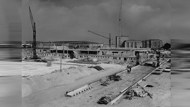 1965: der Bau der Eissporthalle hat begonnen. Olympia ist noch weit.