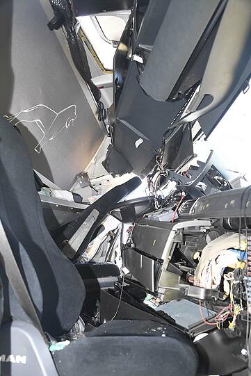 Schwerer Lkw-Unfall auf der A99 - ein Fahrer musste aus dem Cockpit befreit und per Hubschrauber ins Krankenhaus geflogen werden.