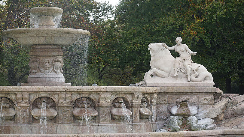 Der Lenbach-Brunnen wird wegen des aktuell milden Wetters erst Ende November abgedeckt. Der Wunsch vieler Münchner war es auch, dass es hier länger plätschert.