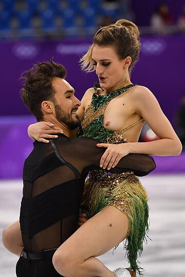 Ein Busenblitzer und keine Chance, ihn zu verdecken - trotzdem tanzten Papadakis und Cizeron auf den zweiten Platz in der Zwischenwertung! Die Bilder von ihrer Kurztanz-Performance.