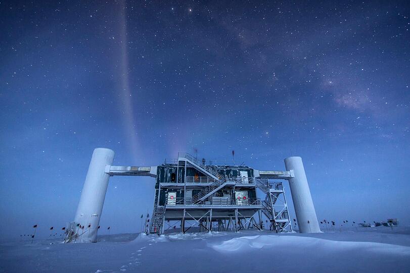 Der weltgrößte Neutrino-Detektor &bdquo;Ice Cube&ldquo; sucht in der Antarktis seit 2010 mit hochempfindlichen Lichtsensoren nach Neutrinos. Eins aus dem All verfolgten die Forscher zurück.