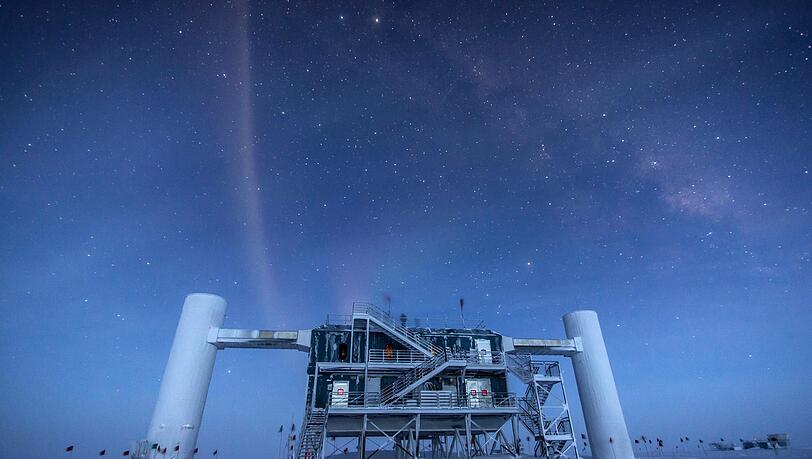 Der weltgrößte Neutrino-Detektor „Ice Cube“ sucht in der Antarktis seit 2010 mit hochempfindlichen Lichtsensoren nach Neutrinos. Eins aus dem All verfolgten die Forscher zurück. Der weltgrößte Neutrino-Detektor „Ice Cube“ sucht in der Antarktis seit 2010 mit hochempfindlichen Lichtsensoren nach Neutrinos. Eins aus dem All verfolgten die Forscher zurück.