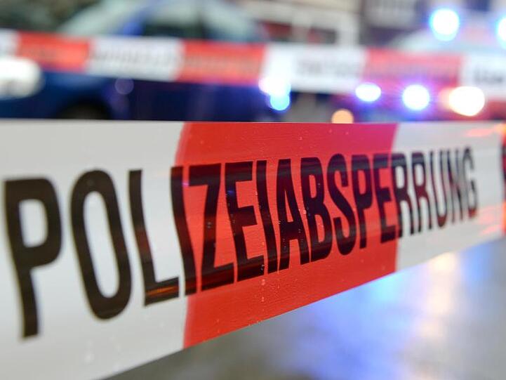 Ein Flatterband mit der Aufschrift "Polizeiabsperrung". Foto: Patrick Seeger/dpa/Symbolbild