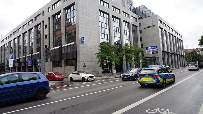 Hier an der Luitpold- Ecke Elisenstraße krachte der Biker in den Lkw, als der links abbog.