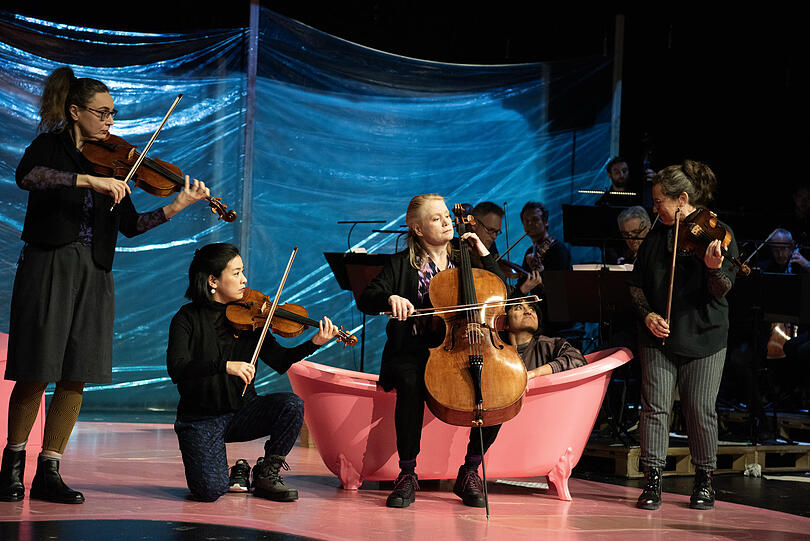 Andrea Schumacher (Violine), Yuki Kasai (Violine), Bridget MacRae (Violoncello), Indre Kule (Viola) und Sibel Polat (in der Badewanne) in der Performance "Die Erde über mir" in der Schauburg.