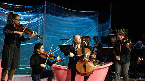 Andrea Schumacher (Violine), Yuki Kasai (Violine), Bridget MacRae (Violoncello), Indre Kule (Viola) und Sibel Polat (in der Badewanne) in der Performance "Die Erde über mir" in der Schauburg.