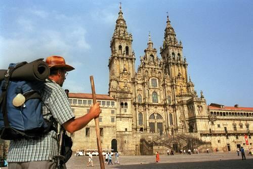 Am Ziel der Reise: ein Pilger vor der Kathedrale in Santiago de Compostela. Anregungen zum Pilgern kann man sich in Halle A4/A5 holen.