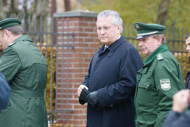 Letztes Geleit: Bayerns Innenminister Joachim Herrmann auf dem Weg zur Trauerfeier in Königsbrunn.