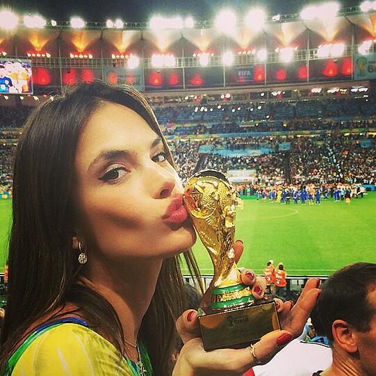 So sexy kann die WM sein: Supermodel Alessandra Ambrosio küsst einen Mini-WM-Pokal.