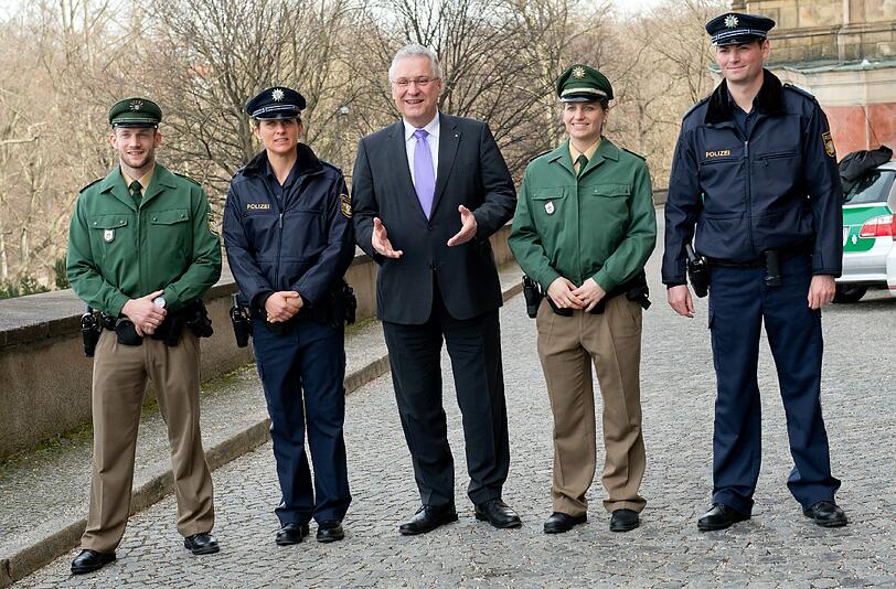 Weg vom altbackenen moosgrün: Sehen Sie hier die künftige Arbeitskleidung der Polizisten in Bayern.