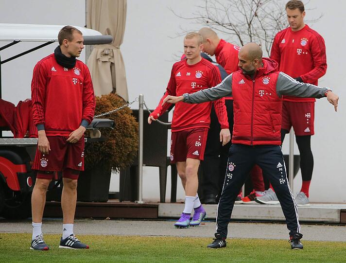 Auch Guardiola hat seine genauen taktischen Vorstellungen, die er Badstuber lebhaft verdeutlicht.