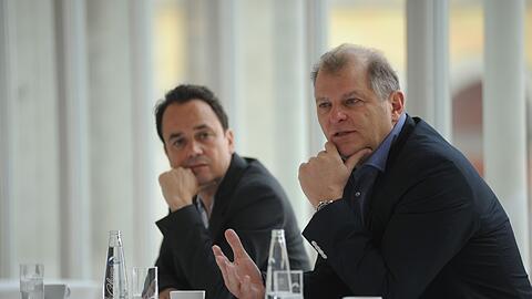 Martin Ku&scaron;ej (re.) und sein Chefdramaturg Sebastian Huber bei der Vorstellung der neuen Saison.