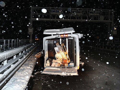 Ein Kleintransporter ist wegen der winterlichen Straßenverhältnisse ins Rutschen geraten und umgestürzt.