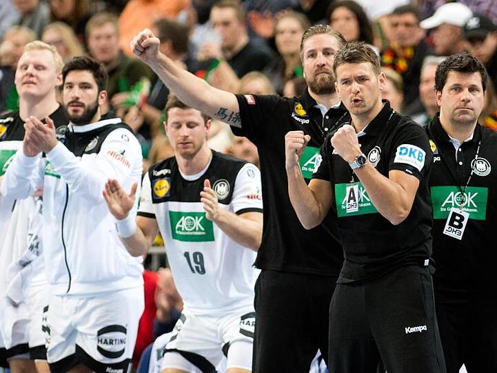 Bundestrainer Christian Prokop (2.v.r.) reagiert auf den Verlauf des Testspiels gegen Tschechien.