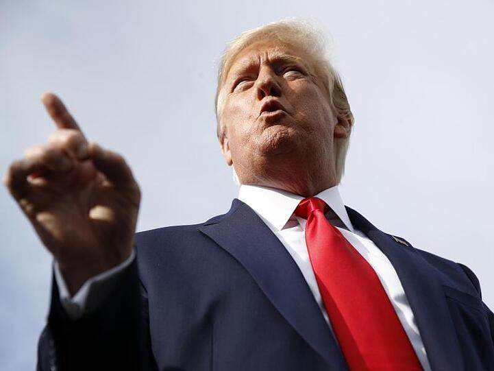 Trump erneuerte auch seine Kritik an der US-Notenbank Fed. Sie solle die Zinsen senken und ihre Geldpolitik lockern.