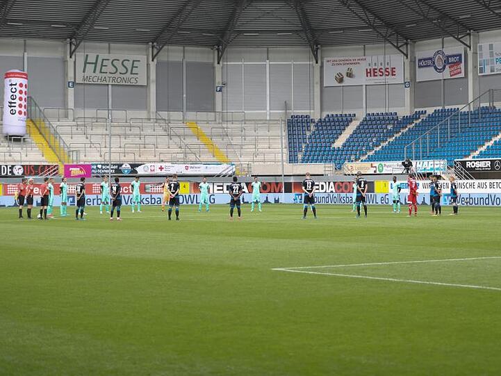 Auch in der leeren Benteler-Arena gedachten die Spieler und Schiedsrichter während einer Schweigeminute den Opfern der Corona-Pandemie.