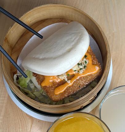 Das Bao ist eine Art chinesisches Sandwich: Die warme Füllung ist von einem fluffigen Teig ummantelt. Das Bao ist eine Art chinesisches Sandwich: Die warme Füllung ist von einem fluffigen Teig ummantelt.