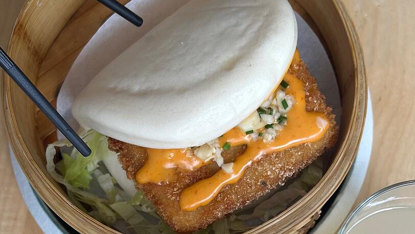 Das Bao ist eine Art chinesisches Sandwich: Die warme Füllung ist von einem fluffigen Teig ummantelt. Das Bao ist eine Art chinesisches Sandwich: Die warme Füllung ist von einem fluffigen Teig ummantelt.