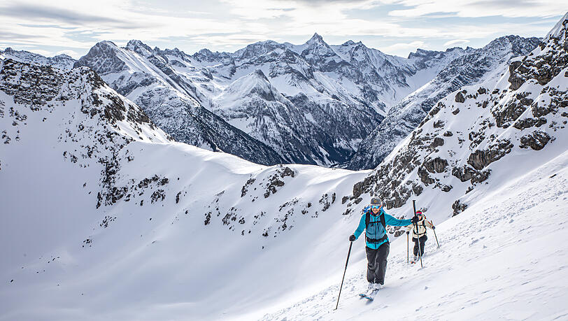 Das Tiroler Lechtal zählt mit 116 Routen zu einem der vielfältigsten Skitourengebieten der Alpen. Geführte Touren und begleitende Trainings vermitteln dabei Sicherheit und Technik im Gelände.