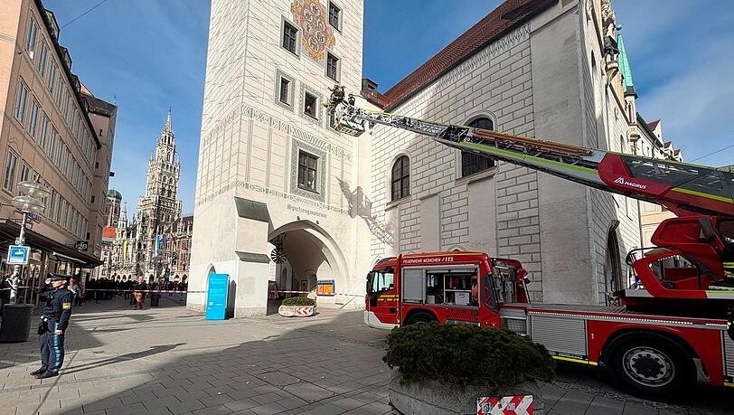 Nach der Rettung mit der Drehleiter kam der Mann in eine Klinik.