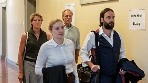 Die angeklagte Unternehmerin Christina Block, ihre Anw&auml;ltin Paula Wlodarek, ihr Lebensgef&auml;hrte Gerhard Delling und ihr Anwalt Ingo Bott gehen zum Verhandlungssaal.