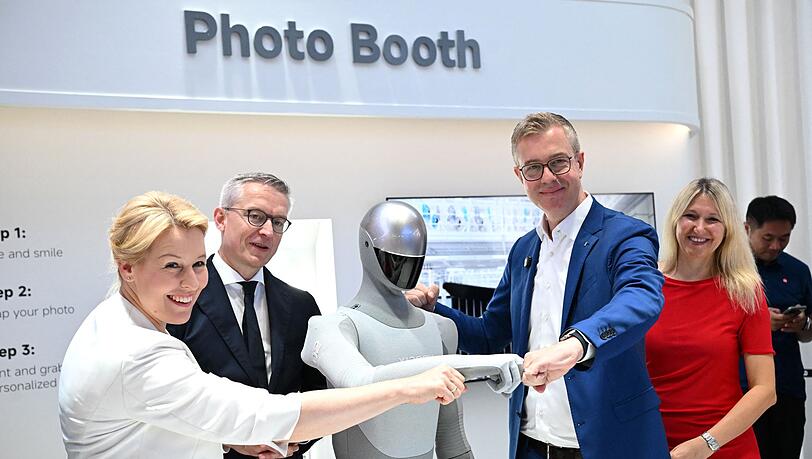 Beim Er&ouml;ffnungsrundgang zur diesj&auml;hrigen IFA wurde den Politikern unter anderem ein Roboter der Marke Xiaomi pr&auml;sentiert.