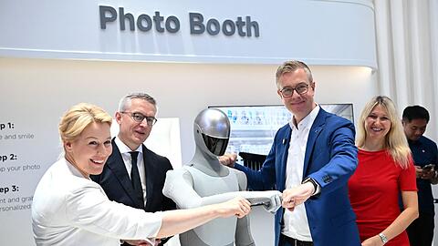 Beim Er&ouml;ffnungsrundgang zur diesj&auml;hrigen IFA wurde den Politikern unter anderem ein Roboter der Marke Xiaomi pr&auml;sentiert.