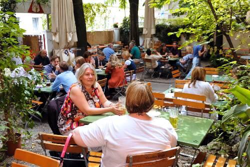 Hinten links im Eck hebt die Nonne überm Tor mahnend den Finger an die Lippe &ndash; leise muss es ab 23 Uhr im Biergarten sein.
