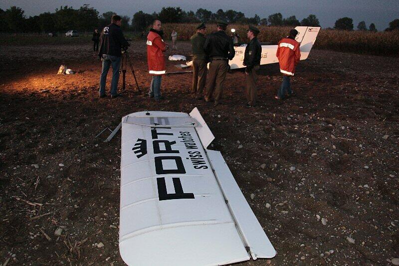 Warum das Ultraleichtflugzeug am Mittwochabend am Flugplatz Ellermühle abstürzte, ist bisher nicht klar. Die beiden Insassen mussten schwer verletzt aus dem Wrack geborgen werden.