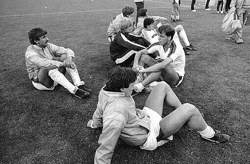 ... nämlich mit einem verschossenen Elfmeter im DFB-Pokalfinale gegen die Bayern 1984. Hier die enttäuschte Gladbacher Elf um Matthäus, dessen Wechsel an die Isar bereits vor dem Endspiel fest stand, und Abwehrspieler Michael Frontzeck. Lothar Matthäus dürfte noch heute Albträume von jenem 
DFB-Pokalfinale  bekommen, denn am Bökelberg galt Matthäus fortan als Verräter - obwohl beim 7:8 auch der Borusse Norbert Ringels verschossen hatte.