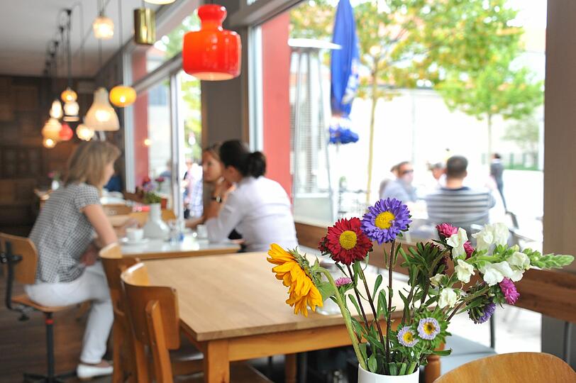 Noch mehr Platz als drinnen haben die Gäste auf der Terrasse rund um &bdquo;Frau Li&ldquo;.