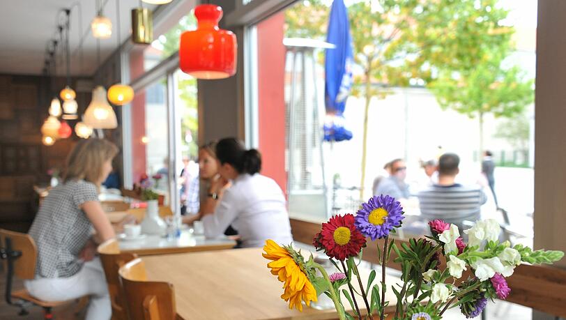 Noch mehr Platz als drinnen haben die Gäste auf der Terrasse rund um „Frau Li“. Noch mehr Platz als drinnen haben die Gäste auf der Terrasse rund um „Frau Li“.