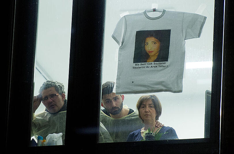 28.11.2014: Vom Krankenzimmer aus blicken die Eltern und der Bruder von Tugce A. im Klinikum Offenbach auf mehrere tausend Menschen, die  zu einer Mahnwache zusammengekommen sind. Im Laufe des Abends schalten die Eltern die lebenserhaltenden Maßnahmen ab. Tugce war von einem 18-Jährigen mit einem Faustschlag ins Koma geprügelt worden. Ihr Tod bewegt die ganze Nation.
