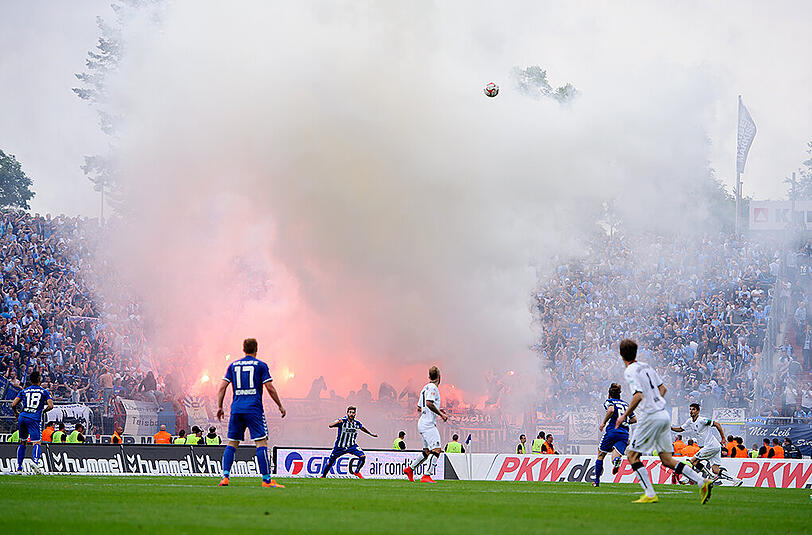 Weil die Löwen Pyrotechnik abbrannten, musste das letzte Saisonspiel beim KSC (0:2) unterbrochen werden.