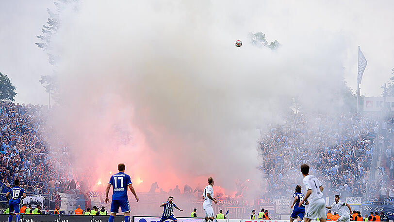 Weil die Löwen Pyrotechnik abbrannten, musste das letzte Saisonspiel beim KSC (0:2) unterbrochen werden. Weil die Löwen Pyrotechnik abbrannten, musste das letzte Saisonspiel beim KSC (0:2) unterbrochen werden.