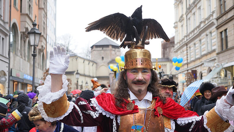 Entwarnung für den Umzug der Damischen Ritter durch die Münchner Innenstadt. Entwarnung für den Umzug der Damischen Ritter durch die Münchner Innenstadt.
