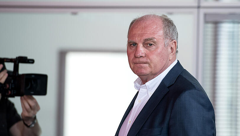 Uli Hoeneß warnt vor den Problemen bei einem Umbruch des FC Bayern. Uli Hoeneß warnt vor den Problemen bei einem Umbruch des FC Bayern.